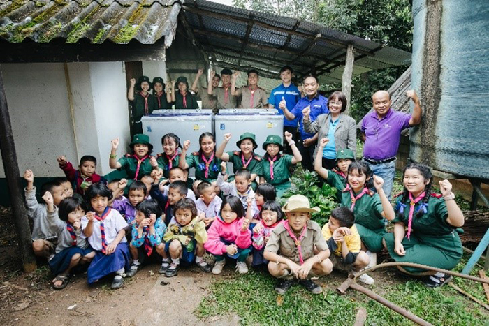 삼성전자는 2016년부터 동남아 지역에서 삼성 러브앤케어(Samsung Love & Care)라는 사회공헌 프로그램을 진행하고 있다. 참여한 봉사자들과 지역 아이들이 단체 사진을 촬영하고 있다.