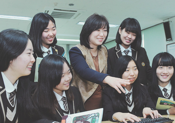스마트 기기를 통해 학습중인 여학생들과 선생님