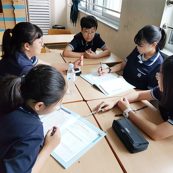 책상에 교재를 펴놓고 공부하는 대전 봉명중학교 학생들