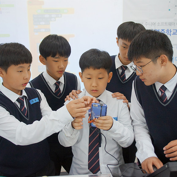스마트폰을 이용해 실습하는 대전 봉명중학교 학생들