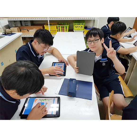 태블릿을 이용해 수업을 받는 대전 봉명중학교 학생들