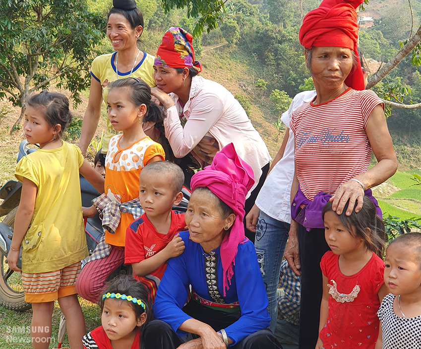 베트남 소수 민족들 여성들과 아이들이 모여 있다.