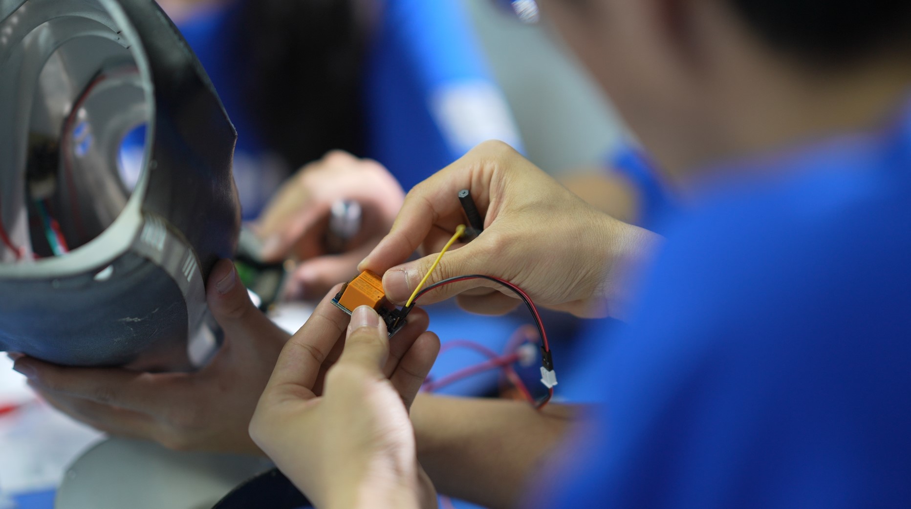 Estudante desenvolvendo componentes do encaixe inteligente