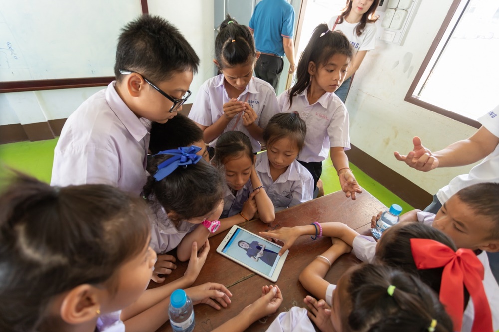 뉴질랜드 임직원이 기증한 태블릿으로 수업을 듣는 원포토 초등학교 학생들