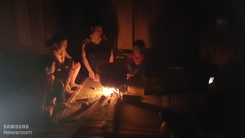 치엥노이의 밤은 깊다. 마을 곳곳을 밝히는 건 작은 모닥불. 가족들은 모닥불 앞에 옹기종기 앉아 잠들기 전까지 시간을 보낸다.<