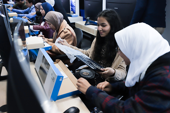이집트 삼성 이노베이션 캠퍼스의 디지털 교육 모습. 학생이 새 키보드의 포장을 벗겨내고 있다. 