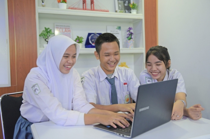 Photo of Indonesian students working together