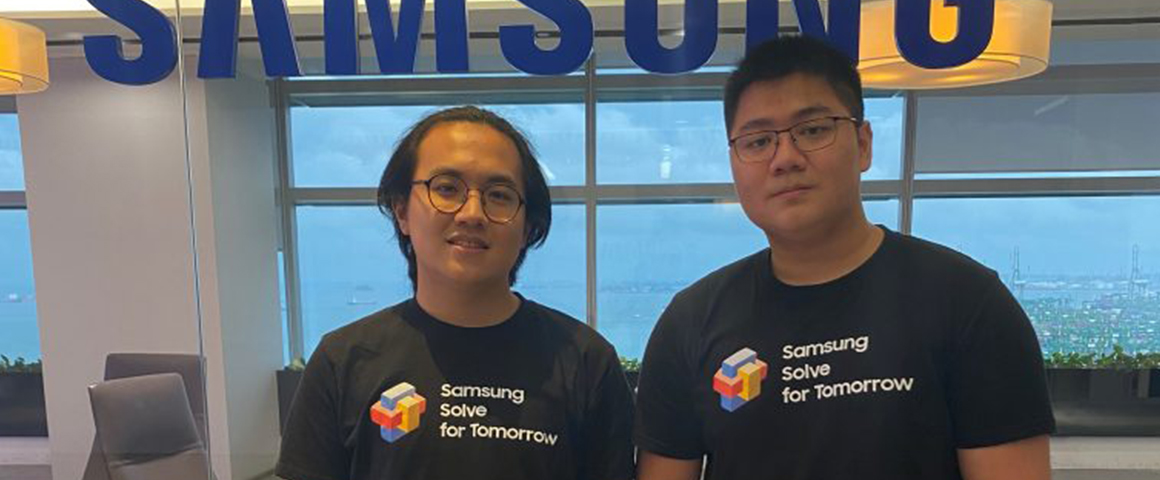 Studenten tragen das Samsung 'Solve for Tomorrow' T-Shirt