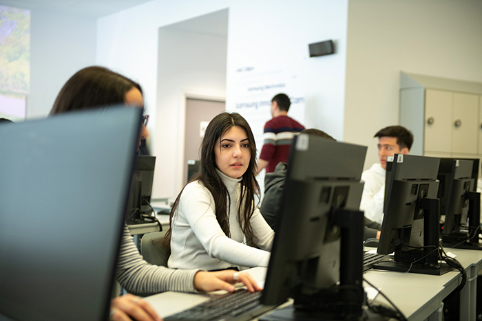 아르메니아 학생들이 온라인과 대면 수업으로 IT 교육에 참여하고 있다. 