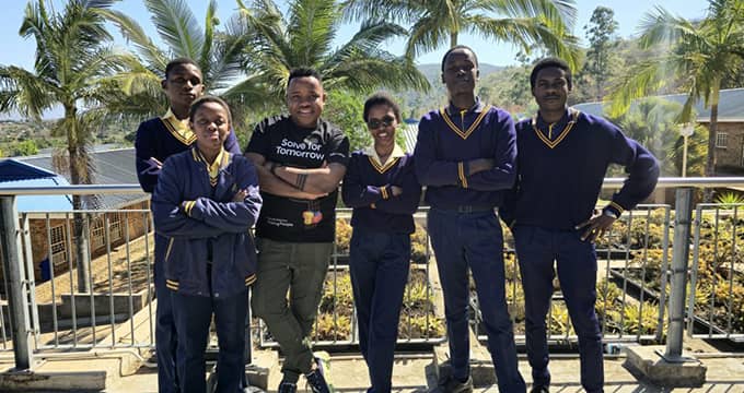 Estudiantes del equipo de la escuela secundaria Thengwe