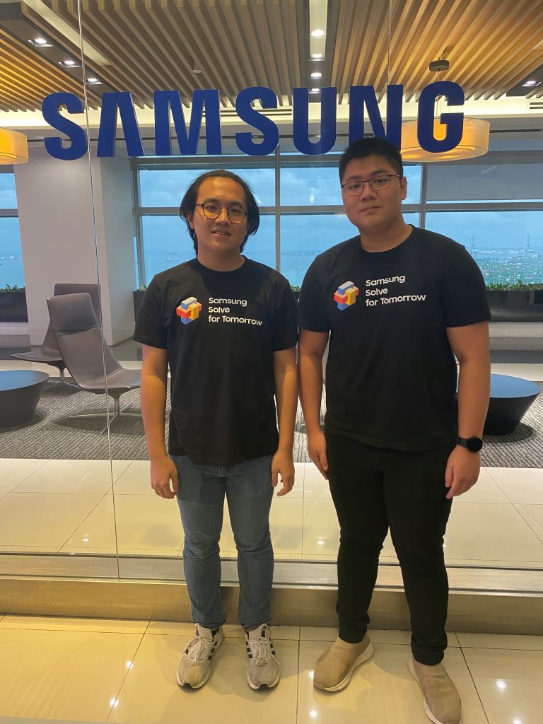 Para mahasiswa sedang mengenakan kaos 'Solve for Tomorrow' Samsung 