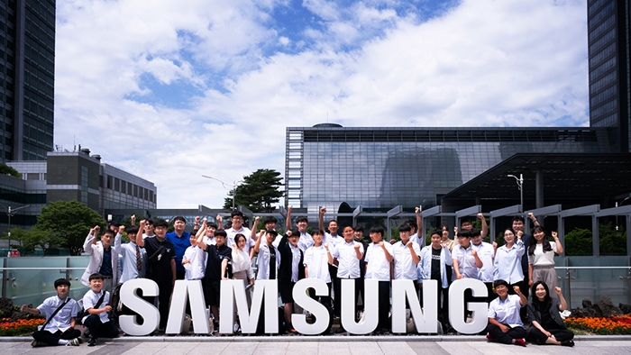 드림페어 참가자들이 삼성 로고 모형 앞에서 포즈를 잡으며 단체 사진을 촬영하고 있다.  