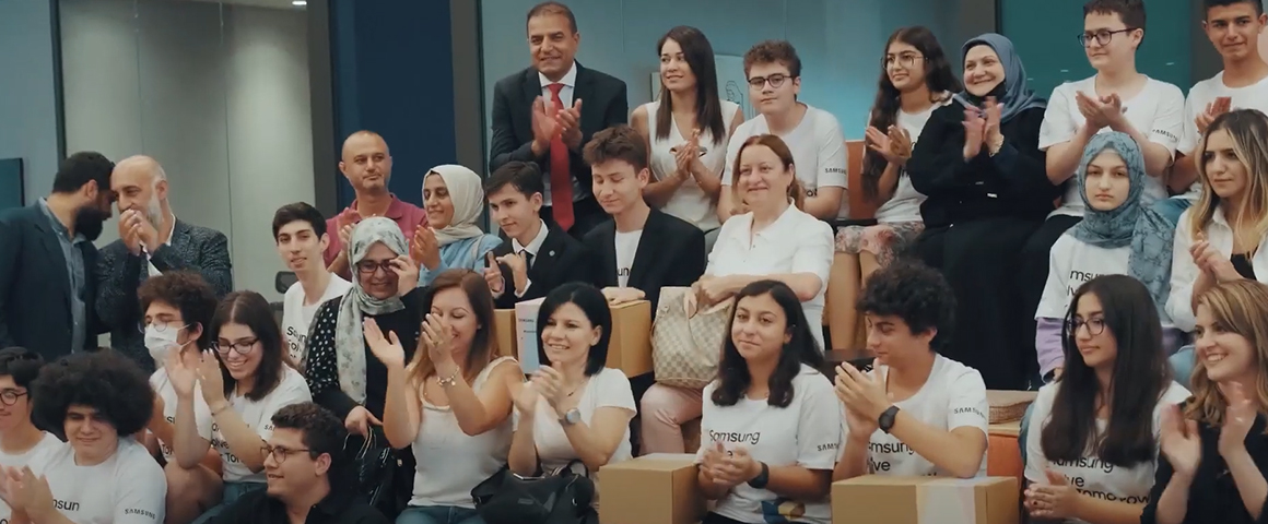 Photo of applauding audience