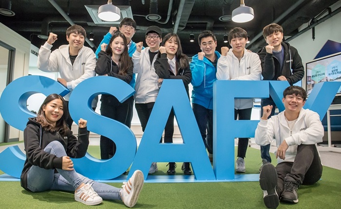 삼성 청년 소프트웨어 아카데미 교육생들의 단체 사진