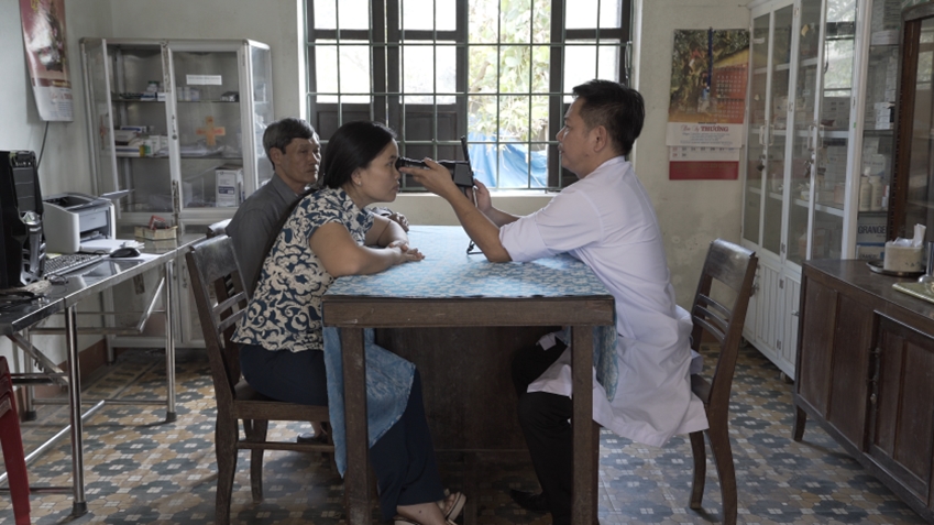  지난해 ‘삼성 투모로우 솔루션’ 임팩트 부문 대상을 수상한 ‘프로젝트봄’팀의 휴대용 안구질환 검진기기를 활용해 베트남 광찌성 보건소에서 안과 의사가 환자를 진찰하고 있다.