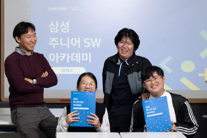 한국 삼성 주니어 SW 아케데미 교육생들과 교사들의 사진