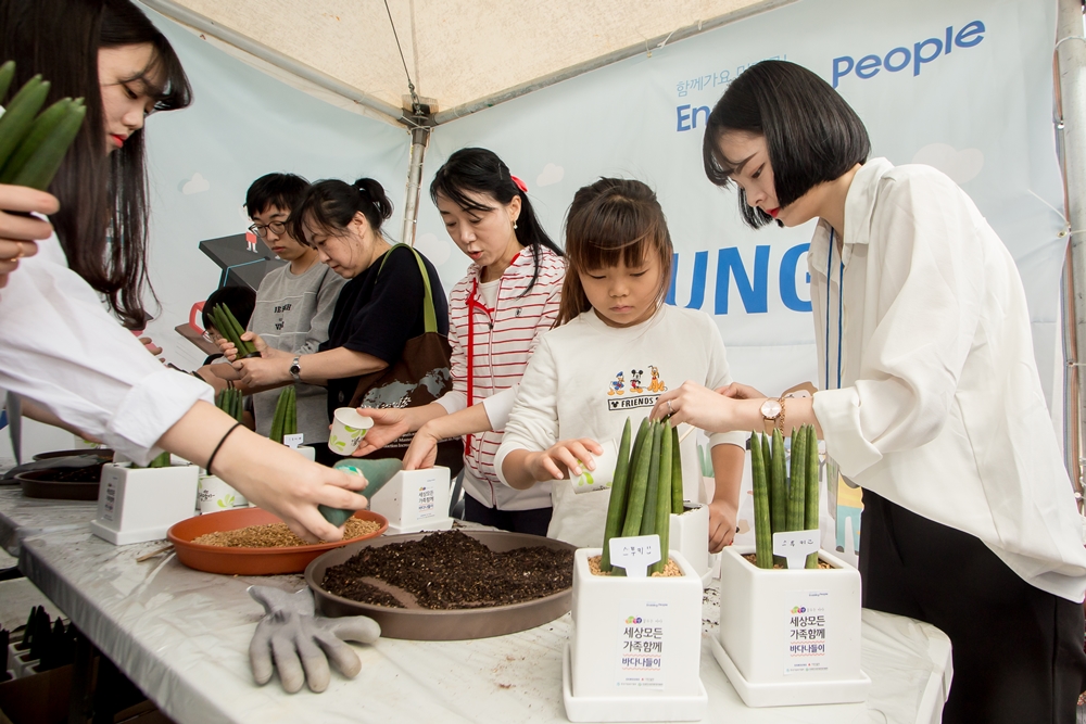 6일 부산에서 열린 ‘세상모든가족함께 바다 나들이’ 행사에 참여한 시민들이 삼성전자 청소년자립지원 사업 소개 부스에서 화분만들기 체험을 즐기고 있다