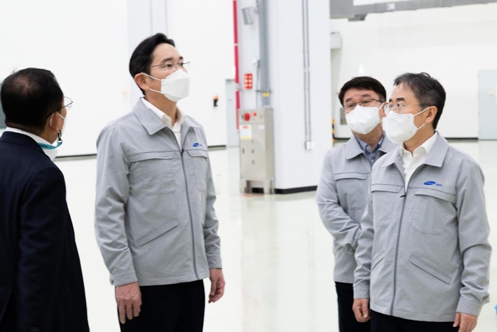 부산 강서구 녹산국가산업단지에 위치한 중소기업 ‘동아플레이팅’을 방문한 이재용 삼성전자 회장