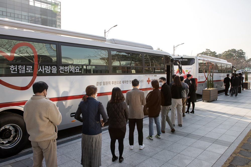 삼성 23일 대한적십자사에 전달한 헌혈버스 4대.  수원 ‘삼성디지털시티’에서 임원들의 기부로 제작되었다. 