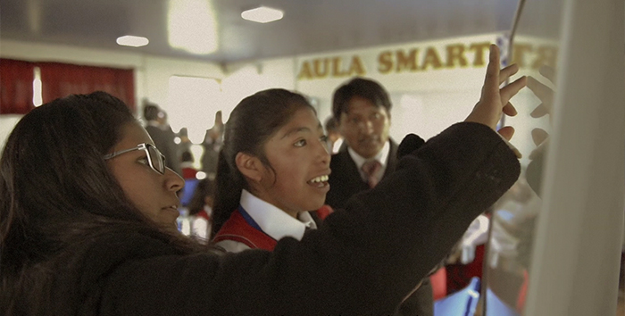 중남미에서 진행되고 있는 삼성 솔브 포 투모로우에서 학생들이 수업 장비를 체험해보고 있다.