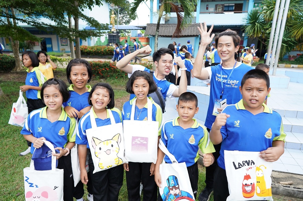 ‘삼성 러브앤케어’ 캠페인에 참가한 임직원들과 학생들