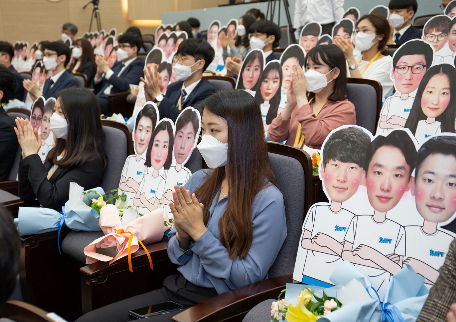 삼성 청년 소프트웨어 아카데미 2기 교육생들이 24일 서울 멀티캠퍼스 교육센터에서 열린 수료식에 참석하고 있다.