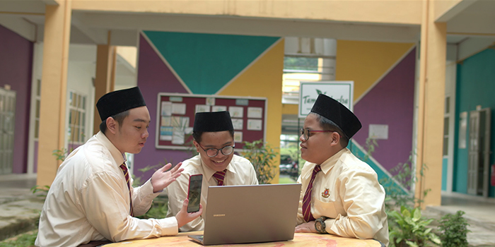 말레이시아 솔브 포 투모로우에 참여하고 있는 학생들의 모습