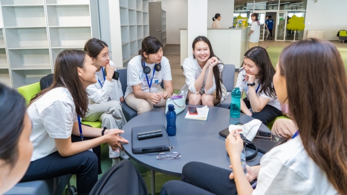 카자흐스탄 삼성 이노베이션 캠퍼스 교육생들의 토론 사진
