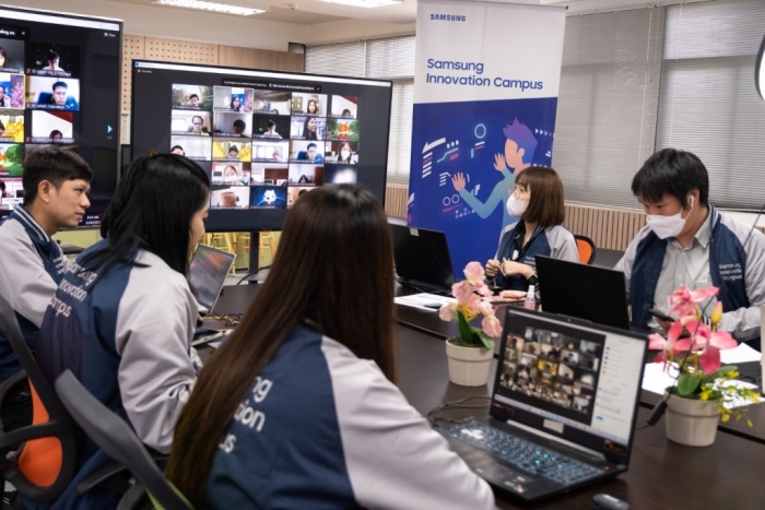 태국 삼성 이노베이션 클래스 온라인 강의를 듣고 있는 교육생들의 사진
