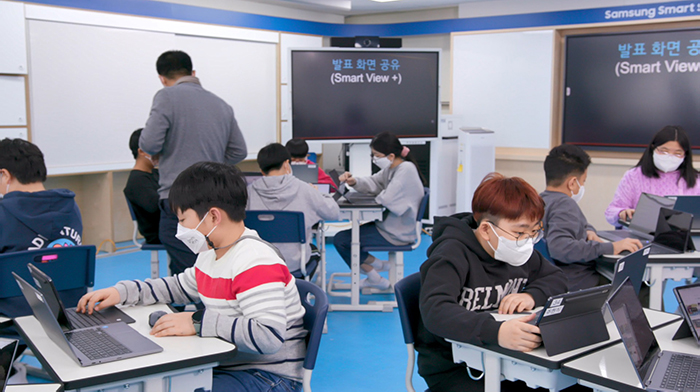  ‘삼성 스마트스쿨’ 교육 현장. 학생들이 마스크를 낀 채 노트북을 사용해 수업에 참여하고 있다. 