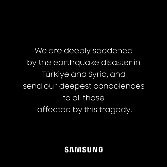 삼성의 튀르키예 지진 피해 지역 구호 지원 메세지. 검은 바탕에 다음과 같은 문구가 적혀 있다. "We are deeply saddened by the earthquake disaster in Turkiye and Syria, and send our deepest condolences to all those affected by this tragedy."