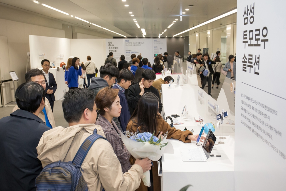 8일 서울 서초구 ‘삼성전자 서울 R&D캠퍼스’에서 열린 ‘삼성 투모로우 스토리’ 행사에서 참석자들이 공모전에 참가한 팀들이 만든 시제품을 둘러보고 있다.