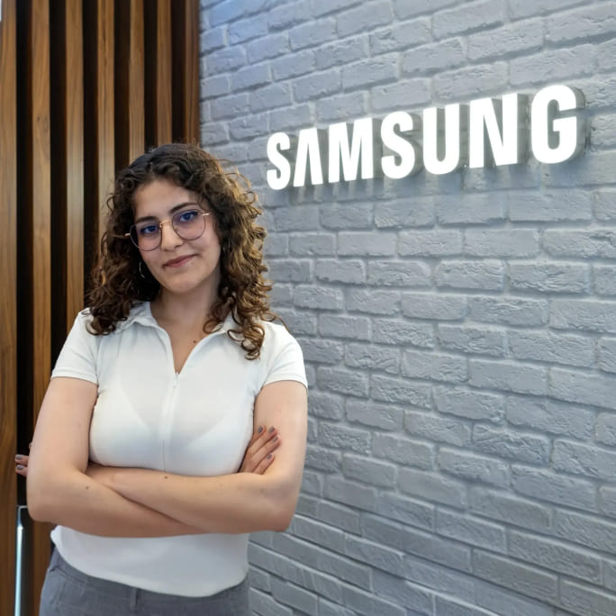 Nisa Nur Taş is posing with Samsung Corporate Citizenship campaign panels