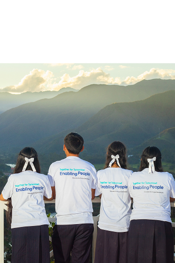The winning team of Samsung Solve for Tomorrow is taking a photo in front of their project results