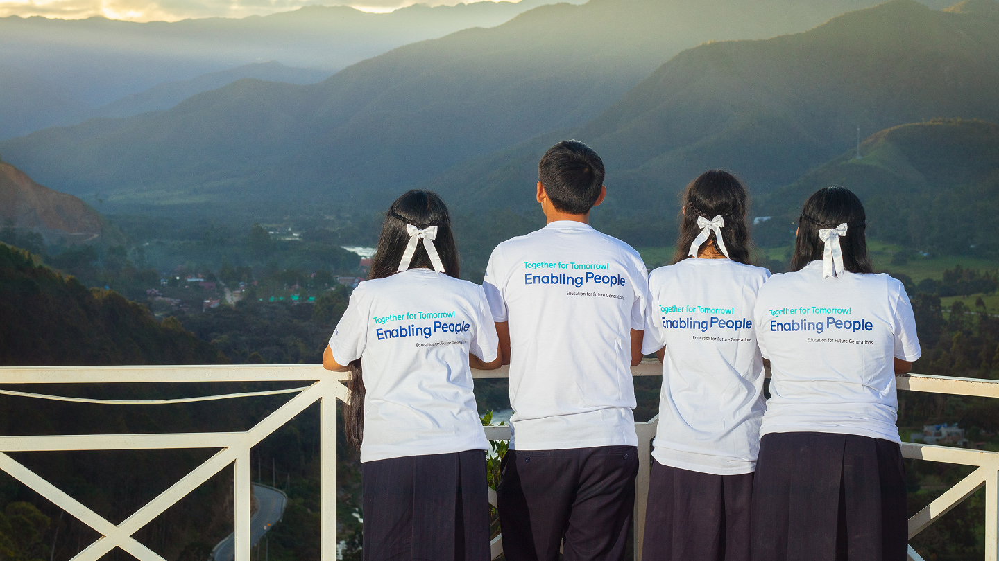 The winning team of Samsung Solve for Tomorrow is taking a photo in front of their project results