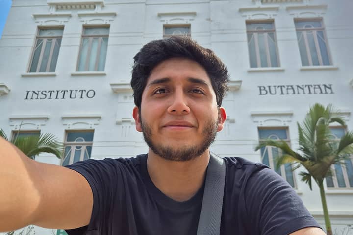 Fabricio taking a selfie at Instituto Butantan