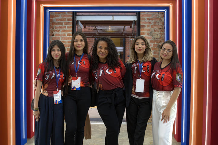 The Jessi Project team is gathered together for a group photo.