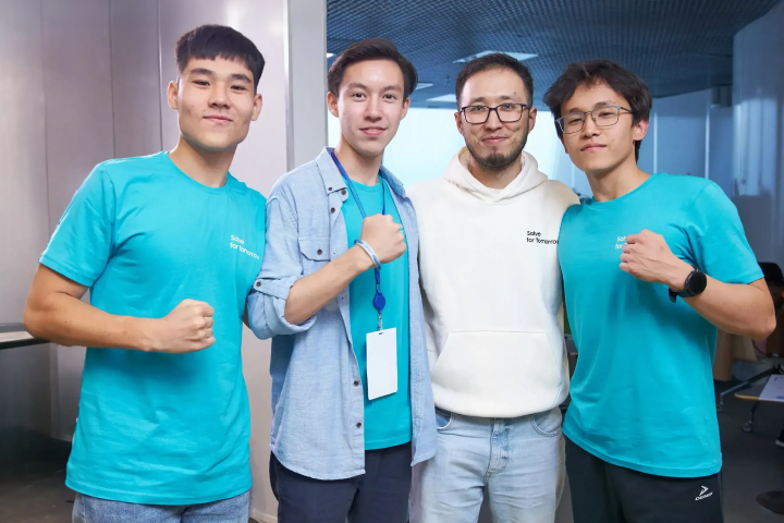 Beelieve team is taking a picture with Samsung mentor (Left to right Adilet Dauleti, Zhangerey Bekbulat, Berik Umarov - Samsung, Amirkhan Aidarkhan)