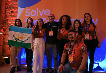 The Jessi team is taking a commemorative photo on the stage after winning on the Samsung Solve for Tomorrow Brazil.